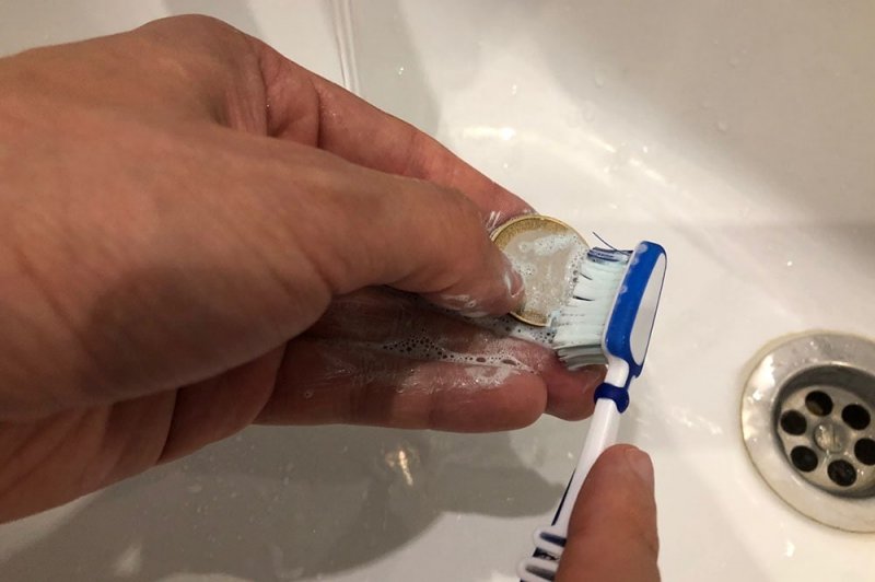 Чистка монет зубной пастой